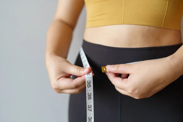 女人想在控制饮食重量后 用尺子测量腰围 塑造健康的胃肌肉和饮食 — 图库照片