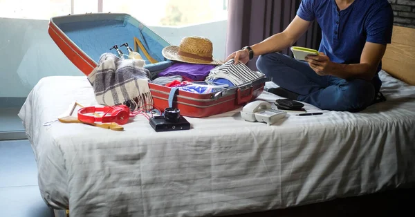 Man Packing Daftar Untuk Perencanaan Perjalanan Mempersiapkan Buku Liburan Sekarang — Stok Foto