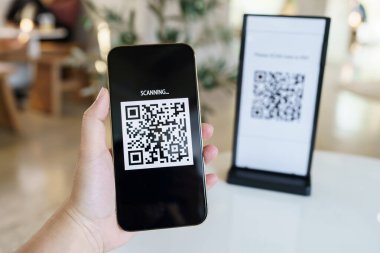 QR kodu ödemesi. Cüzdan. Adam tarama etiketi kabul edildi. Parasız dijital ödeme oluşturuldu. QR kodu çevrimiçi olarak taranıyor. Nakitsiz ödeme ve doğrulama teknolojisi