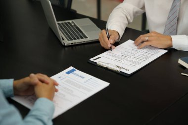 İş ve insan kaynakları konseptinde iş görüşmesi sırasında özgeçmiş okuyan müfettiş