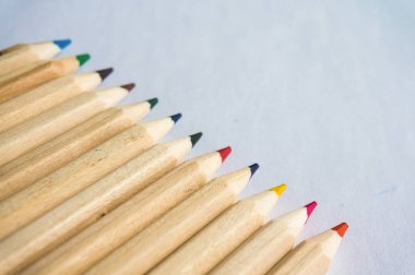 Çocuk eğitimi konsepti. Beyaz kağıt arka planda renkli kalemler. metin için boşluk kopyala