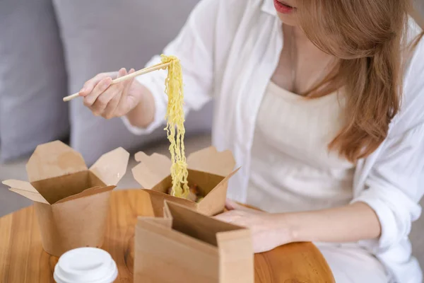 Asiatin Mit Essen Und Getränken Zum Mitnehmen Hause Verbrauch Essen — Stockfoto