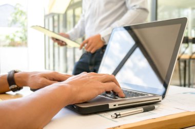 İş Adamları Buluşması Tasarım Fikirleri Uzman Yatırımcısı yeni bir başlangıç projesi üzerinde çalışıyor. İşçiler birlikte çalışarak planlama yapıyorlar. 