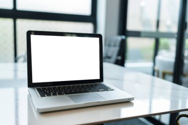 Kafe alanının önündeki masada boş ekranı yazı için Mock 'la birlikte dizüstü bilgisayar. ürün görüntüleme bilgisayarı monta- teknoloji kavramı.