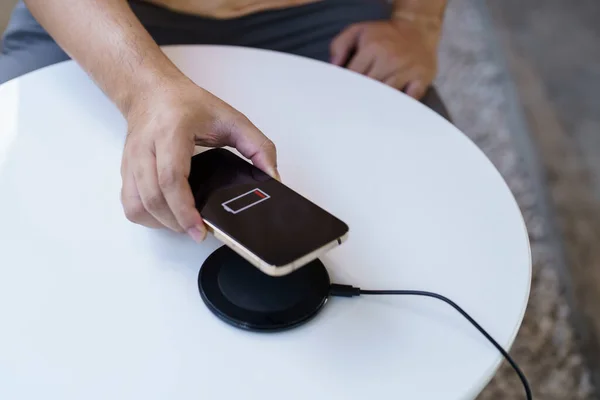 Charging Mobile Phone Battery Wireless Charging Device Table Smartphone Charging — Stockfoto