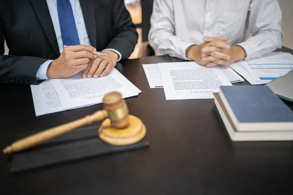 Advocaat Juridisch Adviseur Biedt Klant Een Ondertekend Contract Met Hamer — Stockfoto