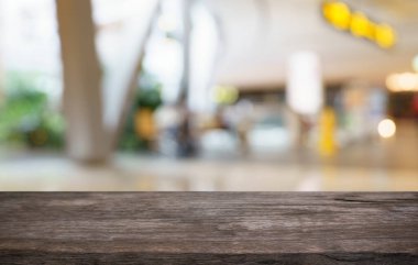 Boş ahşap masa üstü ve arka plan bulanıklığı metin pazarlama promosyonu için boş ahşap masa alanı. boş tahta tablo kopyalama alanı arkaplanı