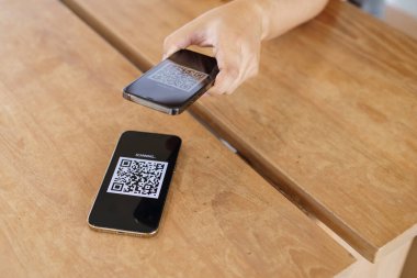 QR kodu ödemesi. Cüzdan. Adam tarama etiketi kabul edildi para olmadan dijital ödeme oluşturun. QR kodu çevrimiçi alışveriş nakit ödeme ve doğrulama teknolojisi konsepti taraması