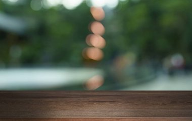 Boş ahşap masa üstü ve arka plan bulanıklığı metin pazarlama promosyonu için boş ahşap masa alanı. boş tahta tablo kopyalama alanı arkaplanı