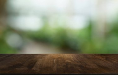 Boş ahşap masa üstü ve arka plan bulanıklığı metin pazarlama promosyonu için boş ahşap masa alanı. boş tahta tablo kopyalama alanı arkaplanı