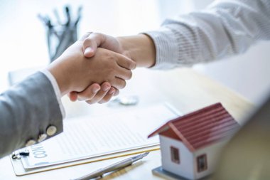 İş adamı el sıkışıyor ve anlaşma yapıyor. Erkek tokalaşması. İş ortaklığı toplantısı konsepti