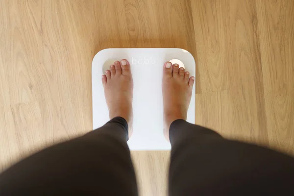 Schudnąć Dieta Tłuszczowa Skala Stóp Stojących Wadze Elektronicznej Kontroli Masy — Zdjęcie stockowe