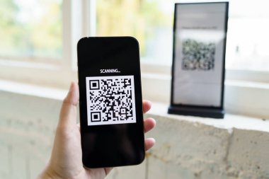 QR kodu ödemesi. Cüzdan. Adam tarama etiketi kabul edildi para olmadan dijital ödeme oluşturun. QR kodu çevrimiçi alışveriş nakit ödeme ve doğrulama teknolojisi konsepti taraması