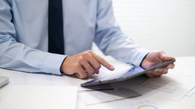 İşadamı Borsa Kriptografi Finansal Yatırım Grafikleri Mali Ekonomi Ticaret Borsası Teknoloji Şirketi 'ne uygun kripto döviz alım-satım çevrimiçi şeması