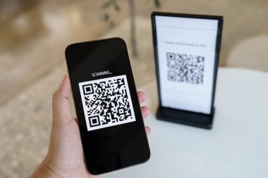QR kodu ödemesi. Cüzdan. Adam tarama etiketi kabul edildi para olmadan dijital ödeme oluşturun. QR kodu çevrimiçi alışveriş nakit ödeme ve doğrulama teknolojisi konsepti taraması