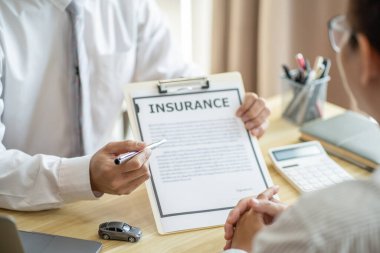 Zarar tespiti sigortacısı Hasarlı arabayı denetliyor.