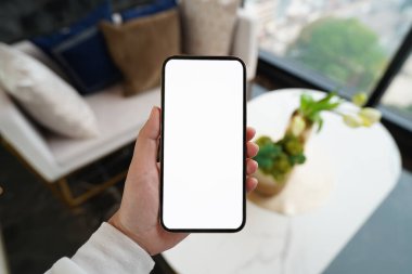 Cep telefonunun boş fotokopi ekranını tutan kadınların ellerini kapatın. Teknoloji konsepti olan akıllı telefon.