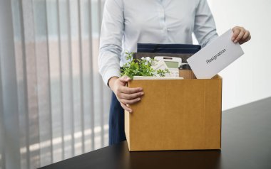 İş kadını istifa mektubu gönderip İstifa Depresyonu 'nu paketliyor ya da ofiste karton kutu kutu taşıyor. İş değişikliği ya da şirketten kovulma.