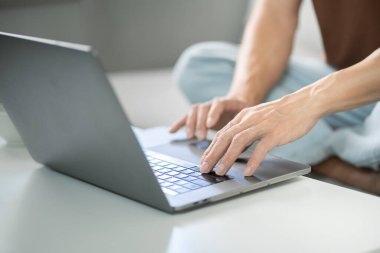 Adam evden çalışıyor. Bilgisayarda çalış. Çevrimiçi iş dünyasında sosyal mesafeli dizüstü bilgisayarla online toplantı yapan Asyalı iş adamı