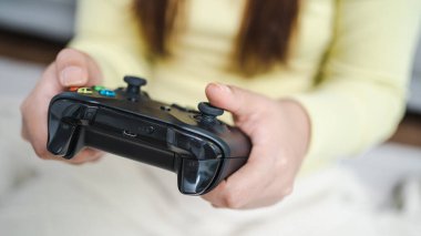 Genç Asyalı kadın oyuncu oyun denetleyici video konsolu hobi içeren Online Video Oyunu keyfi eSport Cyber Games İnternet.