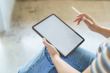 Dijital tablet cihazında boş ekran tutan kadın. Boş ekranlı teknoloji arkaplan tableti