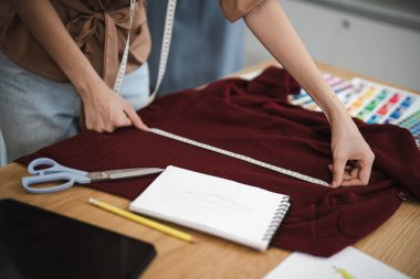 Moda tasarımcısı atölyedeki yeni koleksiyonun taslağı olarak çalışıyor. Yaratıcı Tasarım Konsepti.