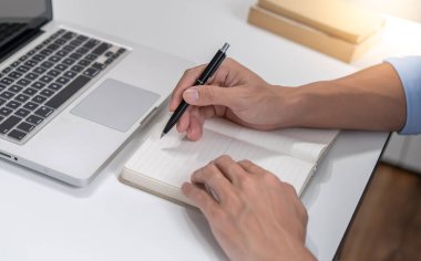 E-Öğrenci çevrimiçi VDO Arama Konferansı Evde kedi uzaktan konuşma sohbeti ile bilgisayarlı webcam konferansında tablet sosyal mesafe kavramı üzerinde çalışarak.