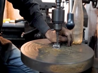 Eski Torna Makinesi 'nin metal matkap kesicisine yakın çekim. Eski bir fabrikada klasik endüstriyel makineler. Seçici odak..