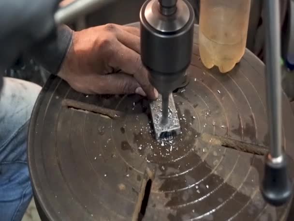 Primer Plano Taladro Metal Cortadora Máquinas Torno Edad Maquinaria Industrial — Vídeos de Stock