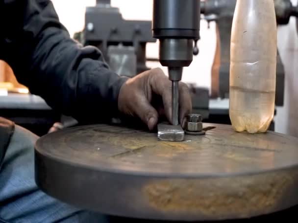 Nærbillede Metal Boremaskine Fræser Gamle Drejebænk Maskiner Vintage Industrimaskiner Gammel – Stock-video