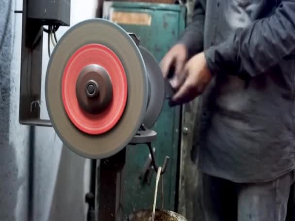 老旧车床的金属刀具磨床的闭锁 旧厂的老式工业机械 有选择的重点 — 图库视频影像