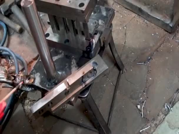 Eski Bir Torna Makinesi Fabrikasında Elektrik Kaynaklarının Kapanışı Eski Bir — Stok video