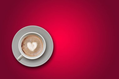 Sevgililer haftası özel illüstrasyon fikri. Pembe arka plandaki kalp kahve fincanının en üst görüntüsü. Boş Boşluk.