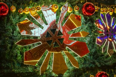 Bir Noel süsü kapanışı. Kar taneleri. Noel Tatili Afişi. Noel ağacı. Boşluğu Kopyala.