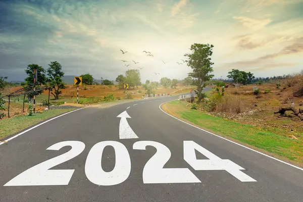 Yeni Yıl 2024 Konsepti Metin 2024 Gün Batımında Yolun Ortasında Stok Fotoğraf