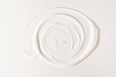 Beyaz yüz nemlendirici, izole edilmiş beyaz bir zemin üzerinde kopyalamak için yer var. Cilt bakım kremi ve kaldırma emülsiyonu, kadınlar için yaşlanmayı önleyici kozmetik. Yüksek kalite fotoğraf