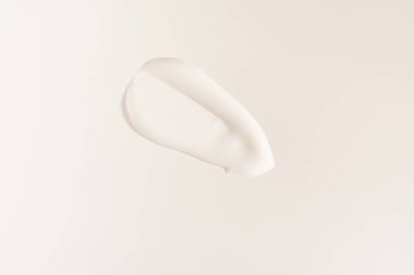 Kozmetik krem lekesi. Beyaz kremalı cilt bakım kremi. Taze, pürüzsüz fırça darbeleri beyaz bir arkaplanda izole edilmiş ve kopyalanacak bir alan var. Yüksek kalite fotoğraf