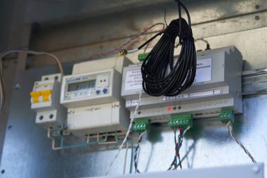 Otomatik güç kaynağı ve dağıtım sistemi. Yüksek voltajlı ekipmanlı elektrik kutuları. Ana ve yedek kanallardan geçen elektrik şeması. Yüksek kalite fotoğraf