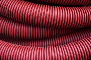 Yeraltındaki kablolardan oluşan izolasyon kablosu, plastik tüp, inşaat işleri için elektrik koruma borusu, kopyalama alanı ile yakın plan kırmızı kablo. Yüksek kalite fotoğraf