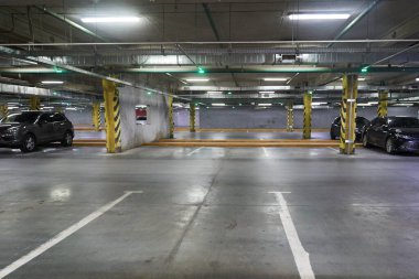 Otomobiller için kuyruklar. Trafik geçmişi, alışveriş merkezindeki bir otoparkın fotoğrafı. Park halindeki arabaların olduğu yeraltı otoparkı, fotokopi çekebileceğimiz bir yer. Yüksek kalite fotoğraf