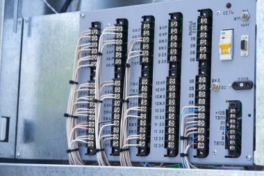 Elektrik kontrol paneli. Kablolar artık devre kesicilere ve voltaj izleme rölelerine bağlı. Yüksek kalite fotoğraf