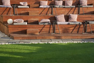 Şehir merkezindeki banklardaki lüks kafe modern eğlencelerin halk tarafından toplandığı bir yerdir. Kafe binasının çatısında ya da sinemanın dışında boş ahşap banklar. Yüksek kalite fotoğraf