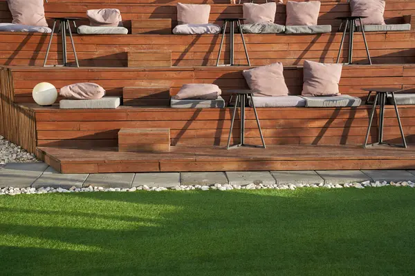 Şehir merkezindeki banklardaki lüks kafe modern eğlencelerin halk tarafından toplandığı bir yerdir. Kafe binasının çatısında ya da sinemanın dışında boş ahşap banklar. Yüksek kalite fotoğraf