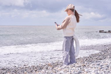 Kuyruklu bir çocuk kendi fotoğrafını çeker. Bir Quadrobra kızı deniz kıyısında selfie çekiyor. Çocukların hayvan gibi giyindiği eğlence konsepti. Yüksek kalite fotoğraf
