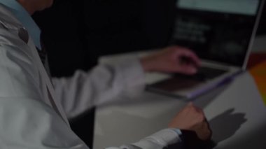 Laboratuvardaki doktor bilgisayarda çalışıyor ve yazıcıdaki incelemenin sonuçlarını yazdırıyor. İş yerinde tanınmayan biri. Yüksek kaliteli FullHD görüntüler