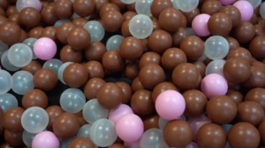 Bir çocuk oyun merkezindeki büyük kuru bir çocuk havuzunda renkli plastik toplardan atlıyor. Aktif boş zaman. Yüksek kalite 4k görüntü