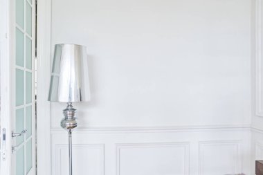 Beton bir duvara karşı gri bir lambanın yakın çekimi, oturma odasında okumak için ideal. Kopyalanacak bir yer var. Tasarımın için bir yer. Yüksek kalite fotoğraf