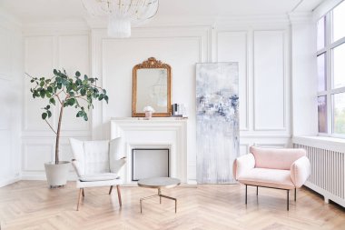 Evin iç kısmı, zarif bir oturma odası tasarımı rahat bir kanepe, mobilyalar. Zemin kaplaması ahşaptan yapılmıştır. Kopyalanacak bir yer var. Yüksek kalite fotoğraf