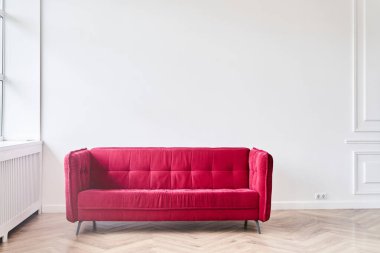 Modern ev dekorasyonu. Kopyalanacak bir yer var. Kırmızı kanepeli, modern bir dairenin oturma odasının şık iç mekanı. Tasarımınız için boş bir alan. Yüksek kalite fotoğraf