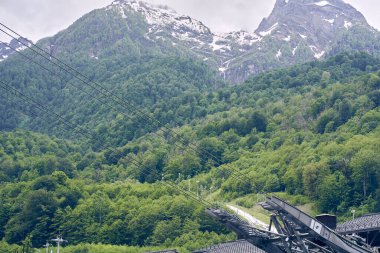 Teleferiğin mekanizmaları kar kaplı dağların arka planına karşı yüksektir. Aktif eğlence ve turizm kavramı. Kopyalanacak yeri olan güzel bir manzara. Yüksek kalite fotoğraf